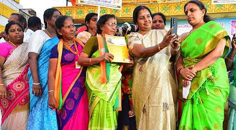 மதுரையில், ஒரு கோடி மத்திய அரசு பெண் பயனாளிகளுடன் செல்பி எடுக்கும் திட்டத்தை தொடங்கிவைத்த பாஜக எம்எல்ஏ வானதிசீனிவாசன்