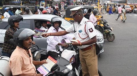 சென்னை | ‘ஸ்டாப் லைன்’ விதிமீறலை தடுக்க 287 சிக்னல்களில் போலீஸார் ஒரே நேரத்தில் விழிப்புணர்வு