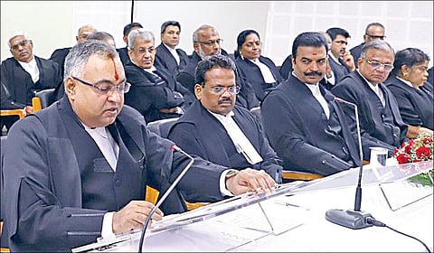சென்னை உயர் நீதிமன்ற புதிய கூடுதல் நீதிபதியாக நியமிக்கப்பட்டுள்ள வி.லட்சுமி நாராயணனுக்கு பொறுப்பு தலைமை நீதிபதி டி.ராஜா நேற்று பதவிப்பிரமாணம் செய்துவைத்தார். அருகில் உயர் நீதிமன்ற நீதிபதிகள். படம்: ம.பிரபு
