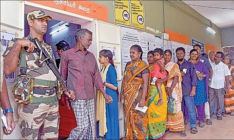 ஈரோடு கிழக்கு தொகுதி இடைத்தேர்தலை முன்னிட்டு, விநாயகர் கோயில் வீதியில் உள்ள மாநகராட்சி தொடக்கப் பள்ளி வாக்குச்சாவடியில் நேற்று வாக்களிக்க வரிசையில் நின்ற வாக்காளர்கள். படம்: எஸ்.குரு பிரசாத்