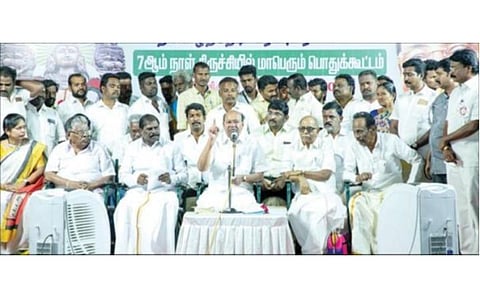 திருச்சியில் நேற்று நடைபெற்ற ‘தமிழைத் தேடி' பரப்புரை பயண பொதுக்கூட்டத்தில் பேசுகிறார் பாமக நிறுவனர் ராமதாஸ்.படம்: ஜி.ஞானவேல்முருகன்