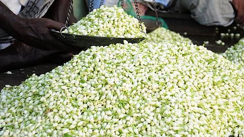 பூக்கள் வரத்து அதிகரிப்பால் குண்டு மல்லி கிலோ ரூ.500-க்கு விற்பனை: சேலம் மக்கள் மகிழ்ச்சி