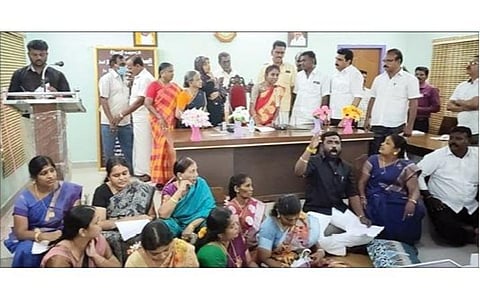 சீர்காழி நகர்மன்றக் கூட்டத்தில் தரையில் அமர்ந்து நேற்று போராட்டத்தில் ஈடுபட்ட கவுன்சிலர்கள்.
