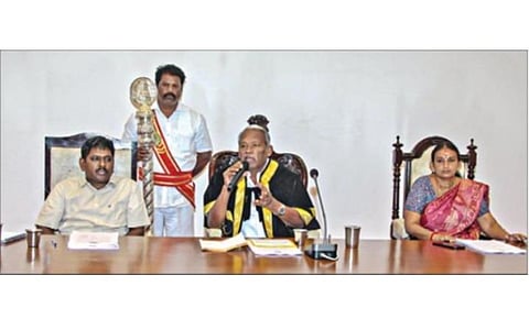சேலம் மாநகராட்சி அலுவலகத்தில் மேயர் ராமச்சந்திரன் தலைமையில் மாமன்ற கூட்டம் நேற்று நடந்தது.