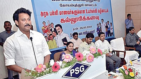 பள்ளிக்கல்வித் துறை சார்பில் நான் முதல்வன் திட்டத்தின் கீழ் அரசு பள்ளி மாணவ, மாணவிகளுக்கான கல்லூரிக் கனவு களப் பயணத்தை அமைச்சர் அன்பில் மகேஸ் பொய்யாமொழி கோவையில் தொடங்கிவைத்து பேசினார்.