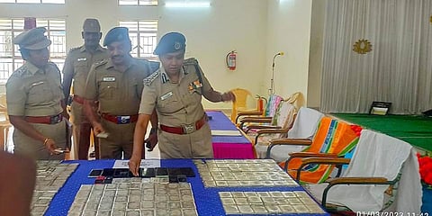 சேலம் மாவட்டம் ஓமலூர் அருகே மீட்கப்பட்ட வெள்ளி கட்டிகளை டிஐஜி ராஜேஸ்வரி, மாவட்ட காவல் கண்காணிப்பாளர் சிவக்குமார் ஆகியோர் பார்வையிட்டனர்.