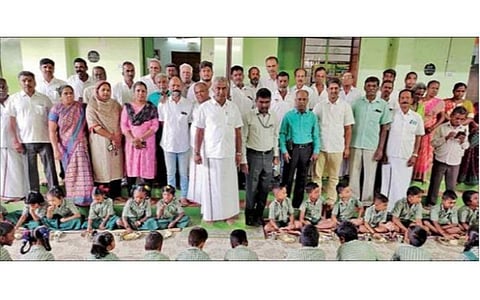 முதல்வரின் இரண்டாம் கட்ட காலை உணவுத் திட்டத்தை கோவை 92-வது வார்டு பி.கே.புதூரில் உள்ள அரசு ஆரம்பப் பள்ளியில் நேற்று தொடங்கிவைத்த மாநகராட்சி துணைமேயர் இரா.வெற்றிசெல்வன் உள்ளிட்டோர்.