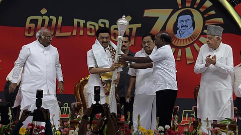 சென்னையில் நேற்று நடைபெற்ற முதல்வர் மு.க.ஸ்டாலின் பிறந்தநாள் விழாவில் வெள்ளி செங்கோல் பரிசளித்த சுகாதாரத் துறை அமைச்சரும், திமுக தென் சென்னை மாவட்டச் செயலாளருமான மா.சுப்பிரமணியன். அருகில் மல்லிகார்ஜுன கார்கே, பரூக் அப்துல்லா, துரைமுருகன் உள்ளிட்டோர்.