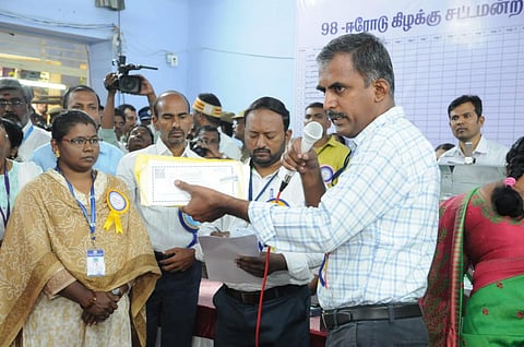 ஈரோடு கிழக்கு இடைத்தேர்தல்: முதல் சுற்றில் ஈ.வி.கே.எஸ். இளங்கோவன் 2 ஆயிரம் வாக்குகள் வித்தியாசத்தில் முன்னிலை