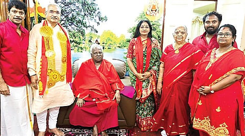 மேல்மருவத்தூர் ஆன்மிக குரு பங்காரு அடிகளாரின் பிறந்த நாள் விழாவில் பிரதமர் மோடியின் சகோதரர் பங்கஜ் தாமோதர் தாஸ் மோடி பங்கேற்றார். உடன் ஆதிபராசக்தி ஆன்மிக இயக்க தலைவர் லட்சுமி பங்காரு அடிகளார் உள்ளிட்டோர்.