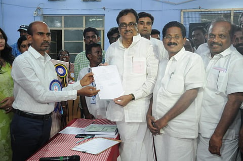 ஈரோடு கிழக்கு தொகுதி இடைத்தேர்தலில் வெற்றி பெற்றதற்கான சான்றிதழை காங். வேட்பாளர் ஈவிகேஎஸ்.இளங்கோவனிடம் வழங்கினார் தேர்தல் நடத்தும் அலுவலர் க.சிவக்குமார். உடன், மாவட்ட தேர்தல் அலுவலர் எச்.கிருஷ்ணன் உன்னி உள்ளிட்டோர்.