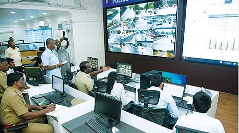 வேலூர் மாவட்டத்தில் விபத்துகளை குறைக்க எடுக்க வேண்டிய நடவடிக்கைகள் குறித்து காவல் கட்டுப்பாட்டு அறையில் சென்னை ஐஐடி குழுவினருடன் நேற்று ஆய்வு செய்த மாவட்ட காவல் கண்காணிப்பாளர் ராஜேஷ் கண்ணன். படம்: வி.எம்.மணிநாதன்.