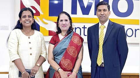 மியாட் மருத்துவமனையில் சிகிச்சை பெற்ற சேலத்தைச் சேர்ந்த ஐ.டி. ஊழியர் காயத்திரியுடன், மருத்துவமனை தலைவர் மல்லிகா மோகன்தாஸ் மற்றும் மருத்துவர் கார்த்திகேயன் தாமோதரன்.