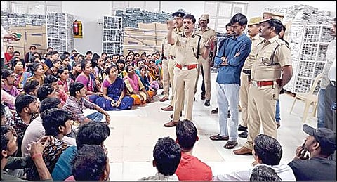 திருப்பூர் அனுப்பர்பாளையம் நகரில் உள்ள பனியன் நிறுவனத்தில் வடமாநிலத் தொழிலாளர்களிடம் விழிப்புணர்வு ஏற்படுத்திய மாநகர காவல் ஆணையர் பிரவீன்குமார் அபிநபு.