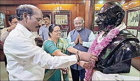விருதுநகரில் உள்ள காமராஜர் இல்லத்துக்குச் சென்று, அவரது சிலைக்கு மாலை அணிவித்த இஸ்ரோ ஆலோசகர் சிவன்.