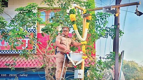 குறிஞ்சிப்பாடியில் போலீஸ் சப்-இன்ஸ்பெக்டர் பிரசன்னா சிசிடிவி கேமராவுக்கு மாலை அணிவித்து மரியாதை செலுத்தினார்.