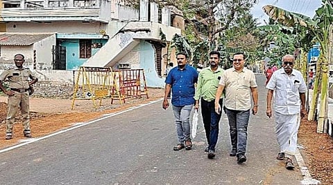 விழா நடந்த இடத்துக்கு நடந்து சென்ற மத்திய தொல்லியல் கண்காணிப்பாளர் அமர்நாத் ராமகிருஷ்ணன்.