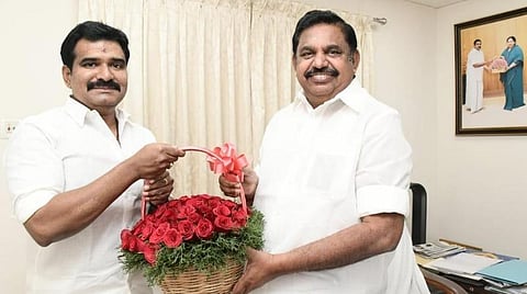 பாஜகவிலிருந்து விலகி, சென்னையில் நேற்று அதிமுகவில் இணைந்த சிடிஆர்.நிர்மல்குமாருக்கு பூங்கொத்து வழங்கி வரவேற்றார் அதிமுக இடைக்காலப் பொதுச் செயலாளர் பழனிசாமி.