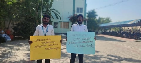 வட மாநில தொழிலாளர்களுக்கு தமிழகத்தில் உள்ள நுழைவு அனுமதிச் சீட்டு வழங்க வலியுறுத்தி சேலத்தில் உள்ளிருப்பு போராட்டத்தில் ஈடுபட்டுள்ள அரசு சட்டக் கல்லூரி மாணவர்கள் பரத்ராம், ராஜேஷ் | படங்கள்: எஸ்.குருபிரசாத்.