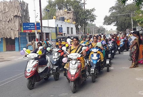 மகளிர் தினத்தையொட்டி மொபட் பேரணியில் பங்கேற்ற மாற்றுத்திறன் பெண்கள்