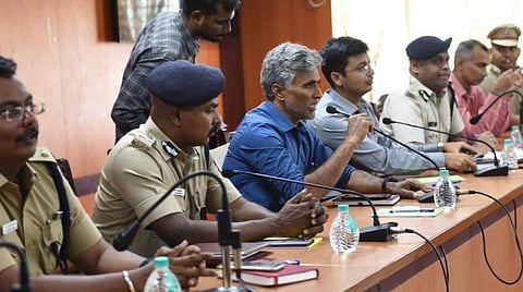 கோவை ஆட்சியர் அலுவலகத்தில் நடந்த ஆய்வுக் கூட்டத்தில் கலந்துகொண்ட பிஹார் மாநில அரசு உயரதிகாரிகள் | படங்கள்: ஜெ.மனோகரன்