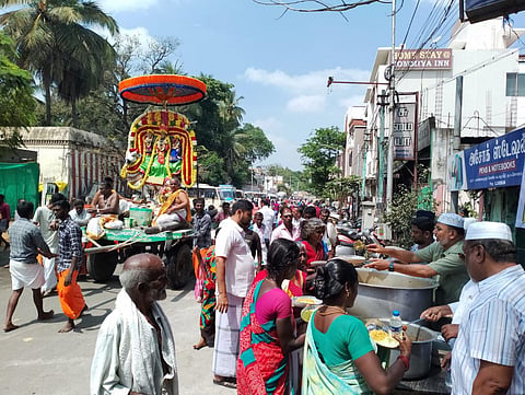 அன்னதானம் வழங்கிய இஸ்லாமிய அமைப்பினர்