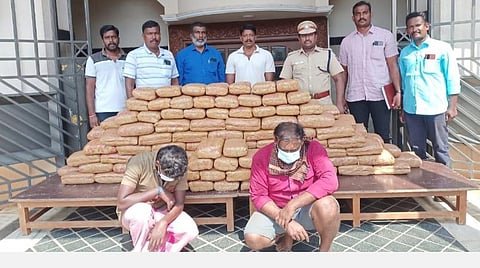விசாகப்பட்டினத்தில் இருந்து தஞ்சாவூருக்கு கஞ்சா கடத்தி வந்து கைதான ஹல்க் கார்த்தி மற்றும் ரகுநாதன்.
