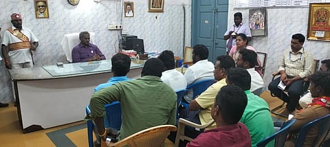 சாதிச்சான்றிதழ் கேட்டு 8-வது நாளாக போராட்டத்தில் ஈடுபட்டு வரும் குறுவர் இன மக்களிடம் மாவட்ட ஆட்சியர் பாஸ்கரபாண்டியன் இன்று பேச்சு வார்த்தை நடத்தினார். படம். ந.சரவணன்.