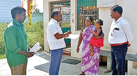 திருப்பத்தூர் நகராட்சி 36-வது வார்டில் வீடு, வீடாக சென்று நிலுவையில் உள்ள வரி இனங்களை செலுத்த வேண்டும் என பொதுமக்களிடம் நோட்டீஸ் வழங்கி வேண்டுகோள் விடுத்த கவுன்சிலர் வெற்றிக்கொண்டான்.