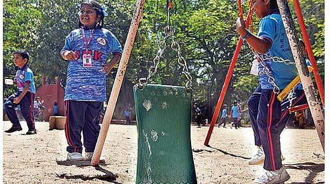 புதுச்சேரி பாரதிபூங்காவில் சிறுவர்கள் விளையாடும் ஊஞ்சல் உடைந்து தொங்குகிறது. அடுத்தபடம்: சீசாவில் அமரும் இடத்தில் இருக்கைகள் இன்றி காணப்படுகிறது. கடைசி படம்: கடற்கரை சாலையில் உள்ள உடற்பயிற்சி கருவிகள் சேதமடைந்து காணப்படுகிறது.படங்கள்: எம்.சாம்ராஜ்.