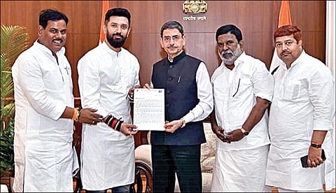 வடமாநில தொழிலாளர் பிரச்சினை குறித்து சென்னை ராஜ்பவனில் ஆளுநர் ஆர்.என்.ரவியிடம் லோக் ஜனசக்தி கட்சி (ராம் விலாஸ்) தலைவர்சிராக் பாஸ்வான் நேற்று மனு அளித்தார். உடன் துணைத் தலைவர் அன்சாரி, சஞ்சய் பாஸ்வான், தமிழக தலைவர் ச.வித்யாதரன்.
