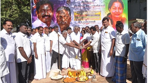 கிருஷ்ணகிரி அருகே பெரியகோட்டப்பள்ளி கிராமத்தில் ரூ.30 லட்சம் மதிப்பில் ஊராட்சி ஒன்றிய தொடக்கப்பள்ளிக்கு கூடுதல் வகுப்பறைகள் கட்டும் பணியை பூமி பூஜை செய்து வேப்பனப்பள்ளி எம்எல்ஏ-வும், அதிமுக துணை பொதுச் செயலாளருமான கே.பி.முனுசாமி தொடங்கி வைத்தார்.