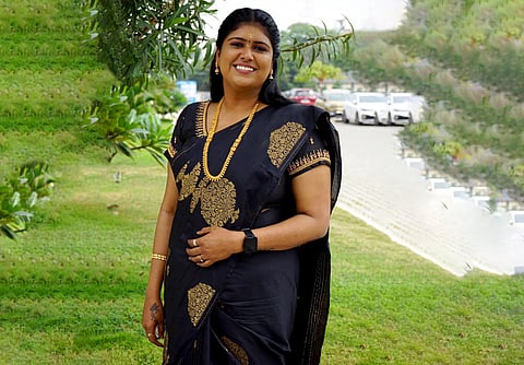“கரோனா நோயாளிகளின் உடலை நான் அடக்கம் செய்தபோது...” - அனுபவம் பகிரும் மீனா | Women's Day Special