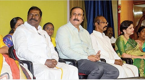 பாமக மாநில மகளிர் சங்க நிர்வாகிகள் கூட்டம் கட்சியின் தலைவர் அன்பு மணி தலைமையில் சென்னை, முத்தமிழ்ப் பேரவையில் நேற்று நடந்தது. நிகழ்ச்சியில் கவுரவ தலைவர் ஜி.கே.மணி, பொதுச்செயலாளர் வடிவேல் ராவணன், பொருளாளர் திலகபாமா, பசுமைத் தாயகம் அமைப்பின் தலைவர் சவுமியா அன்புமணி உள்ளிட்டோர் பங்கேற்றனர்.படம்: பு.க.பிரவீன்