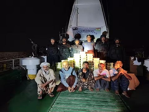 ரூ.425 கோடி மதிப்புள்ள ஹெராயின் ஈரானியப் படகிலிருந்து பறிமுதல்