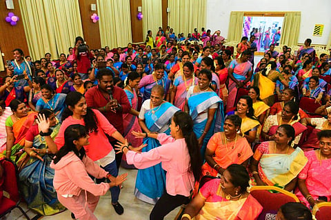 மகளிர் தின விழாவை முன்னிட்டு மதுரை மாநகர காவல் மகளிர் தின விழா ஆட்டம் ஆட்டம் பாட்டத்துடன் சிறப்பாக நடைபெற்றது. படம்; எஸ். கிருஷ்ணமூர்த்தி
