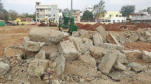இடிப்பதற்கு முன்பாக உள்ள சிவகங்கை நகராட்சி வாரச்சந்தை.