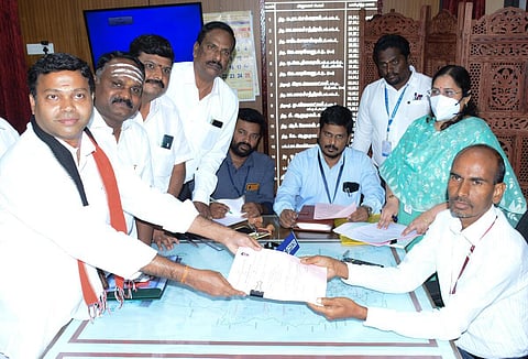 வேட்புமனு தாக்கல் செய்த செந்தில் முருகன்