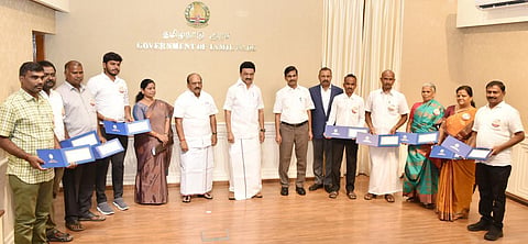 பட்டு தொழிலில் சிறந்து விளங்கும் விவசாயிகள், நூற்பாளர்களுக்கு பரிசு - முதல்வர் மு.க.ஸ்டாலின் வழங்கினார்