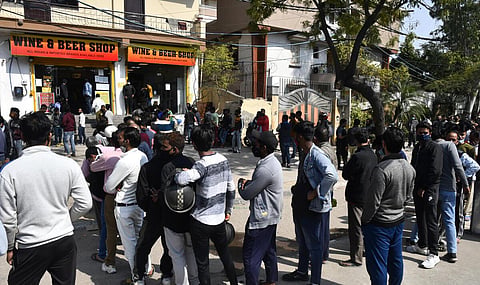 ஹோலி கொண்டாட்டம் - டெல்லியில் ஒரே நாளில் ரூ.60 கோடிக்கு மது விற்பனை