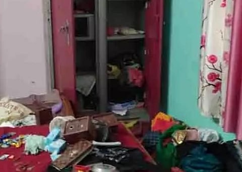 பெரம்பலூர் | சிசிடிவிக்கு கருப்பு பெயின்ட் பூசி வீட்டில் நகை, பணம் திருட்டு: சத்தம் கேட்காமல் இருக்க பட்டாசு வெடித்தனர்