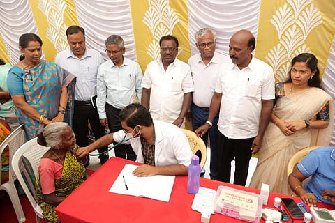 காய்ச்சல் முகாமை தொடங்கி வைத்த அமைச்சர்
