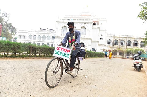 ஓவியம் வரைந்து விற்று கிட்டுவதில் நாடு முழுவதும் சைக்கிளில் விழிப்புணர்வு பயணம் - கவனம் ஈர்க்கும் கேரள இளைஞர்