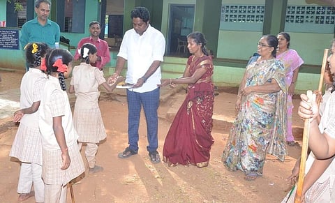 சிலம்ப பயிற்சி பெற்ற மாணவிகளுக்கு உலர் பழங்கள் வழங்கப்படுகிறது