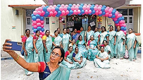 சென்னை மருத்துவக் கல்லூரி செவிலியர் பயிற்சி பள்ளியில் படித்து அரசு மருத்துவமனைகளில் 40 ஆண்டுகளாக பணியாற்றும் 40 செவிலியர்க ள் ஒன்று கூடல் நிகழ்வு செவிலியர் பயிற்சி பள்ளியில் நேற்று நடந்தது. நினைவுகளை பகிர்ந்துக் கொண்ட செவிலியர்கள் தங்களுக்கு பாடம் எடுத்த ஆசிரியர்களை கவுரவித்து செல்ஃபி புகைப்படம் எடுத்துக் கொண்டனர். | படம்: ம.பிரபு |