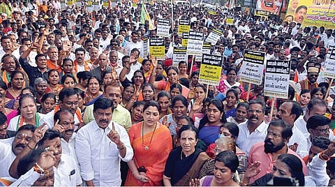 வடமாநிலத்தவர்கள் விவகாரத்தில் பாஜக மாநில தலைவர் அண்ணாமலை மீது தமிழக அரசு வழக்கு தொடர்ந்ததைக் கண்டித்து, தமிழக பாஜக சார்பில் சென்னை வள்ளுவர் கோட்டம் அருகில் நேற்று ஆர்ப்பாட்டம் நடைபெற்றது. இதில் தேசிய மகளிர் ஆணைய உறுப்பினர் குஷ்பு மற்றும் கட்சி நிர்வாகிகள் கலந்து கொண்டனர். படம்: ம.பிரபு