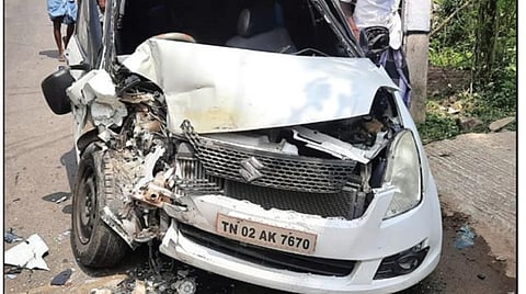 கொலையாளிகள் வந்த கார் மோதியதில் சேதமடைந்த, ரவுடி ராஜ்குமார் உள்ளிட்டோர் பயணித்த கார்.