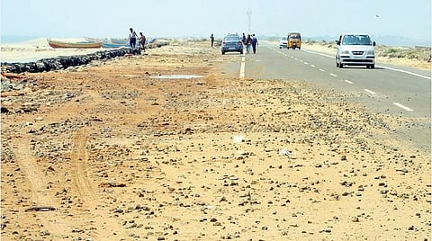 தனுஷ்கோடி - அரிச்சல் முனை தேசிய நெடுஞ்சாலையில் சிதறிக் கிடக்கும் கற்கள்.