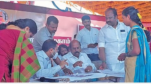 முருக்கம்பாடி கிராமத்தில் மக்களிடம் மனுவைப் பெற்று பரிசீலிக்கும் அமைச்சர் எ.வ.வேலு. படம்: ந.முருகவேல்