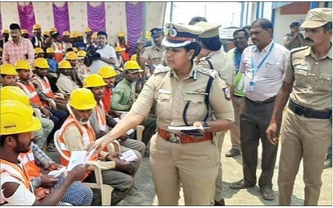 திருச்சி பஞ்சப்பூரில் ஒருங்கிணைந்த பேருந்து முனையம் கட்டும் பணியில் ஈடுபட்டுள்ள வடமாநிலத் தொழிலாளர்களிடம் நேற்று கலந்துரையாடி, விழிப்புணர்வு துண்டறிக்கையை வழங்கிய மாநகர காவல் ஆணையர் எம்.சத்தியபிரியா.